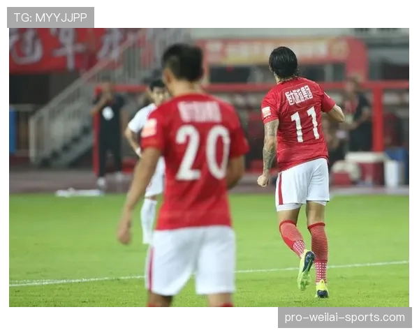 保利尼奥前插如何撕开防线并主导关键战进攻？