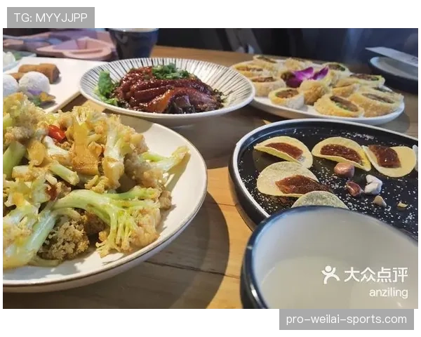 刷到练俊杰饭店包间那张桌照，菜比我这月工资还贵